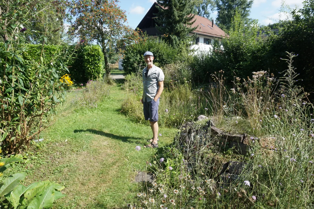 Mann im Garten